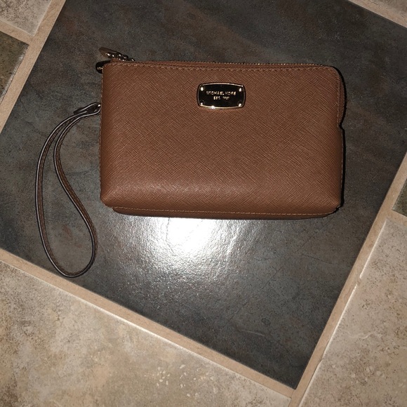 Michael Kors wristlet - Picture 1 of 2